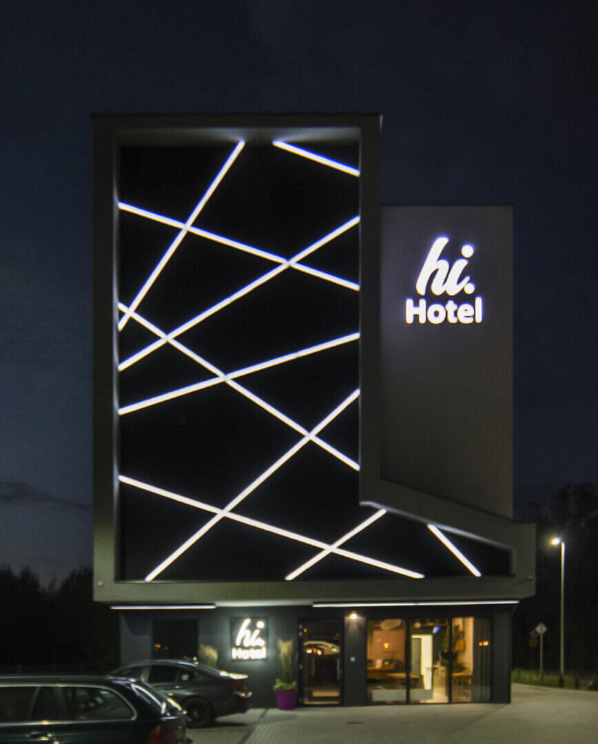 hi hotel hihotel - hi-hotel-neon-on-the-wall-neon-behind-the-panel-neon-under-light-neon-at-the-entry-neon-at-height-neon-lines-neon-colour-white-logo-of-the-firm-neon-on-concrete-gdansk-lotnisko (9)